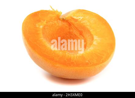 Moitié abricot mûr isolé sur fond blanc. Banque D'Images