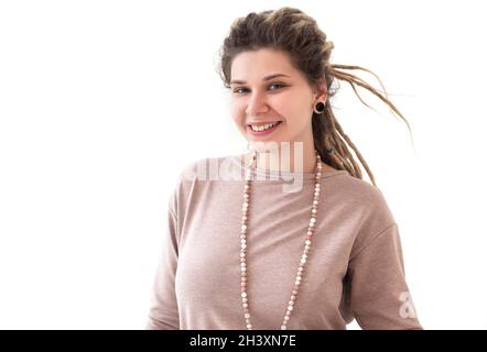 Bonne femme qui secoue les dreadlocks et sourit Banque D'Images