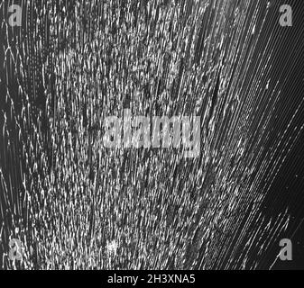 Verre fissuré sur fond noir. Abstraction du verre brisé. Banque D'Images