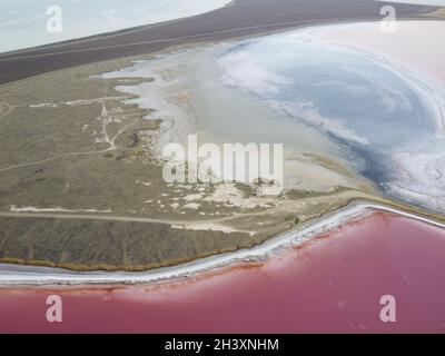 Les lacs rose et bleu qui sont situés à côté l'un de l'autre. Banque D'Images