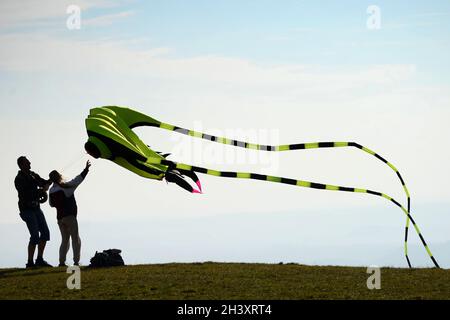 Kozakov, République tchèque.30 octobre 2021.Les gens volent des cerfs-volants sur la colline de Kozakov en Bohême de l'est (à 105 kilomètres au nord de Prague) pendant l'automne en République tchèque.(Credit image: © Slavek Ruta/ZUMA Press Wire) Banque D'Images