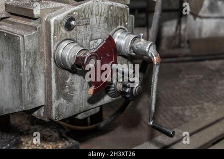 Partie des commandes et de la poignée de l'ancienne fraiseuse de l'équipement dans l'usine industrielle. Banque D'Images