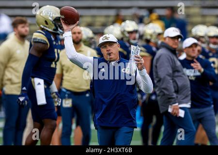 Atlanta, Géorgie.30 octobre 2021.Geoff Collins, entraîneur en chef de Georgia Tech, avant le match de football de la NCAA avec les Georgia Tech Yellow Jackets et les Virginia Tech Hokies, a joué au Bobby Dodd Stadium sur le campus de Georgia Tech à Atlanta, en Géorgie.Cecil Copeland/CSM/Alay Live News Banque D'Images