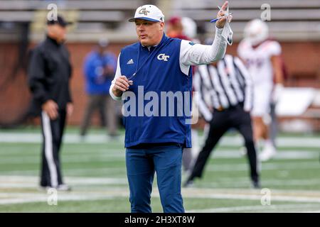 Atlanta, Géorgie.30 octobre 2021.Geoff Collins, entraîneur en chef de Georgia Tech, avant le match de football de la NCAA avec les Georgia Tech Yellow Jackets et les Virginia Tech Hokies, a joué au Bobby Dodd Stadium sur le campus de Georgia Tech à Atlanta, en Géorgie.Cecil Copeland/CSM/Alay Live News Banque D'Images