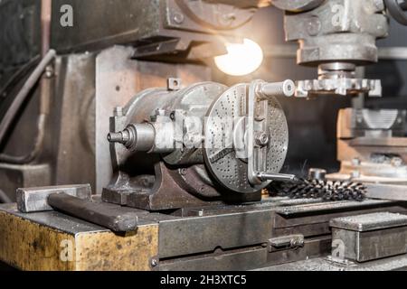 Ancienne fraiseuse avec équipement d'éclairage de travail en gros plan dans l'atelier d'une entreprise industrielle. Banque D'Images