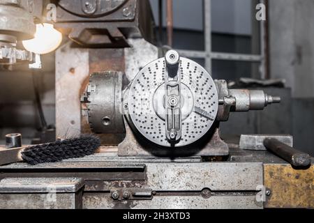 Fait partie de l'ancien équipement pour le travail des métaux en gros plan de la fraiseuse dans l'atelier de l'usine industrielle. Banque D'Images