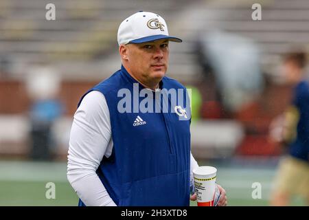 Atlanta, Géorgie.30 octobre 2021.Geoff Collins, entraîneur en chef de Georgia Tech, avant le match de football de la NCAA avec les Georgia Tech Yellow Jackets et les Virginia Tech Hokies, a joué au Bobby Dodd Stadium sur le campus de Georgia Tech à Atlanta, en Géorgie.Cecil Copeland/CSM/Alay Live News Banque D'Images