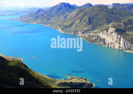 Le mont Baldo donne sur le lac de Garde dans les Alpes italiennes.Europe. Banque D'Images