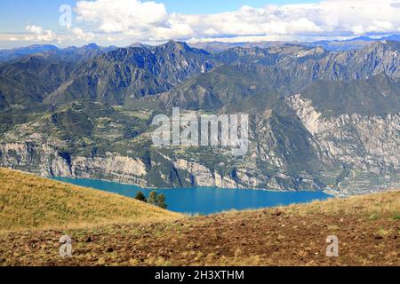 Le mont Baldo donne sur le lac de Garde dans les Alpes italiennes.Europe. Banque D'Images
