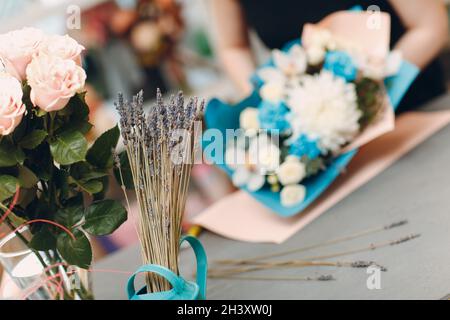 Fleuriste femme faire le bouquet dans la boutique de fleurs Banque D'Images