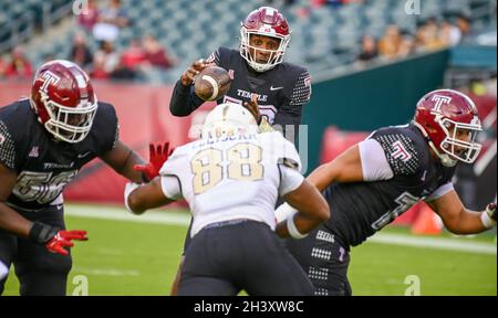 Philadelphie, Pennsylvanie, États-Unis.30 octobre 2021.30 octobre 2021, Philadelphie PA- QB de Temple, d'WAN MATHIS (18) en action à Lincoln Financial Field PA (Credit image: © Ricky Fitchett/ZUMA Press Wire) Banque D'Images