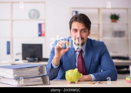 Jeune homme gagnant de l'argent via Internet dans le concept de retraite Banque D'Images