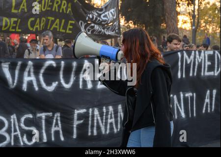 Rome, Italie.30 octobre 2021.Un manifestant réclamant une action contre le libéralisme économique, par le biais d'un mégaphone, pendant la manifestation.différents groupes, comme vendredi pour l'avenir, pas de VAX, pas de passe vert, les personnes concernées par les questions sociales, comme le chômage et le climat, ont manifesté au centre de Rome, contre la politique des gouvernements et le sommet du G20.Crédit : SOPA Images Limited/Alamy Live News Banque D'Images