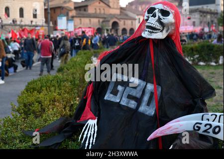 Rome, Italie.30 octobre 2021.Lors de la manifestation, le G20 a représenté la mort.différents groupes, comme le vendredi pour l'avenir, pas de VAX, pas de passe vert, des personnes concernées par les questions sociales, comme le chômage et le climat, ont manifesté au centre de Rome, contre la politique des gouvernements et le sommet du G20.Crédit : SOPA Images Limited/Alamy Live News Banque D'Images