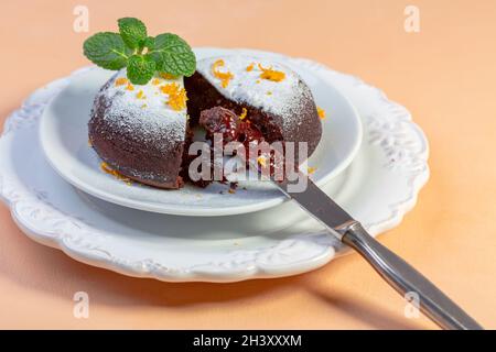 Gâteau au chocolat avec poudre de cacao et zeste d'orange. Banque D'Images