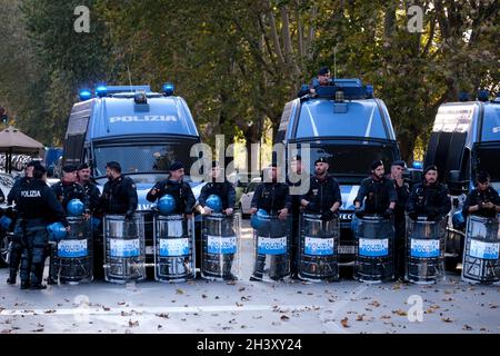 Rome, Italie.30 octobre 2021.La police italienne sécurise la zone lors d'une manifestation contre le sommet du G20 dans les rues centrales de Rome, en Italie, le 30 octobre 2021.Crédit: ALEXANDROS MICHAILIDIS/Alamy Live News Banque D'Images