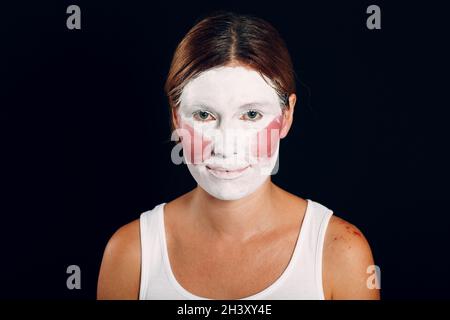 Jeune femme appliquant le maquillage, peint le visage avec pinceau et maquillage. Comment ne pas faire de concept de maquillage Banque D'Images