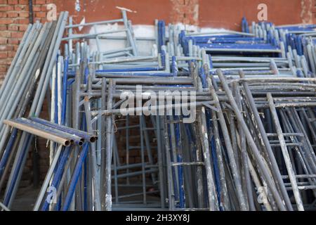 Structures métalliques pour échafaudage et réparation de maisons. Banque D'Images