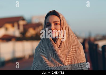 Femme musulmane en portrait de foulard au coucher du soleil. Banque D'Images