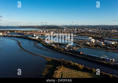 Grangemouth, Écosse, Royaume-Uni.30 octobre 2021.PHOTO : vue aérienne par drone de la raffinerie de pétrole Ineos Grangemouth vue la veille du début de la conférence COP26 sur les changements climatiques à Glasgow.À la veille du sommet sur le changement climatique, où Greta Thunburg a mis les pieds à Glasgow pour mars plus tard dans la semaine pour amener les dirigeants du monde à s'engager à réduire les émissions et à cesser d'utiliser les combustibles fossiles dont constitue une menace directe pour les activités de la raffinerie de pétrole de Grangemouth.Crédit : Colin Fisher/Alay Live News Banque D'Images