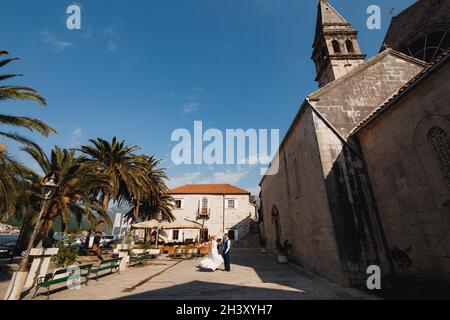 Le marié et la mariée se tiennent côte à côte Rue Perast Banque D'Images