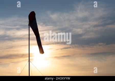 Windsock d'aéroport ou cône de vent pour l'indication de la direction du vent local Banque D'Images