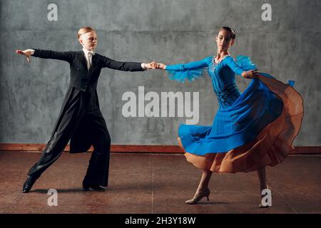 Danse de salle de bal. Jeune homme et femme dansant foxtrot. Banque D'Images