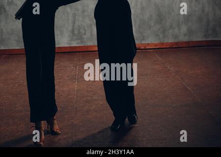 Jeune couple danse salle de bal danse Paso doble.Jambes rapprochées. Banque D'Images