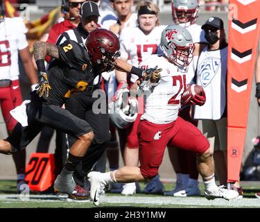 Tempe, Arizona, États-Unis.30 octobre 2021.La course de retour Max Borghi (21) des Cougars de l'État de Washington porte le ballon entre les Cougars de l'État de Washington et les Devils du soleil de l'État d'Arizona au stade Sun Devil de Tempe, Arizona.Michael Cazares/Cal Sport Media/Alamy Live News Banque D'Images