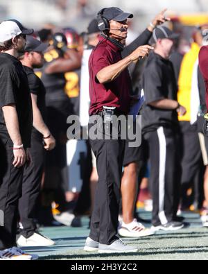 Tempe, Arizona, États-Unis.30 octobre 2021.L'entraîneur-chef Herm Edwards de l'Arizona State Sun Devils se tient sur la touche entre les Washington State Cougars et les Arizona State Sun Devils au Sun Devil Stadium de Tempe, Arizona.Michael Cazares/Cal Sport Media.Crédit : csm/Alay Live News Banque D'Images