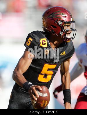 Tempe, Arizona, États-Unis.30 octobre 2021.Jayden Daniels (5) du quartier de l'Arizona State Sun Devils passe entre les Washington State Cougars et les Arizona State Sun Devils au Sun Devil Stadium de Tempe, en Arizona.Michael Cazares/Cal Sport Media.Crédit : csm/Alay Live News Banque D'Images