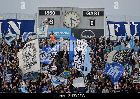 Muenchen GRUENWALDER STADION.30 octobre 2021.Tableau de bord avec résultat final, 1860 fans, fans de football de bonne humeur, football 3ème division, Liga3, TSV Munich 1860-SC Freiburg II 6-0 le 30 octobre 2021 à Muenchen GRUENWALDER STADION.LES RÉGLEMENTATIONS DFL INTERDISENT TOUTE UTILISATION DE PHOTOGRAPHIES COMME SÉQUENCES D'IMAGES ET/OU QUASI-VIDÉO.Credit: dpa/Alay Live News Banque D'Images