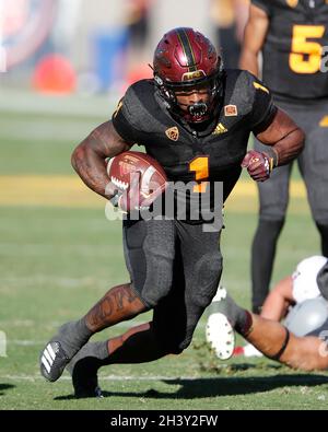 Tempe, Arizona, États-Unis.30 octobre 2021.Le départ de DeaMonte Trayanum (1) du Sun Devils de l'État de l'Arizona fait la course entre les Washington State Cougars et les Sun Devils de l'État de l'Arizona au Sun Devil Stadium de Tempe, en Arizona.Michael Cazares/Cal Sport Media.Crédit : csm/Alay Live News Banque D'Images