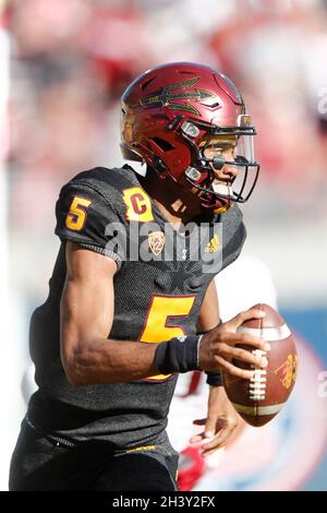 Tempe, Arizona, États-Unis.30 octobre 2021.Jayden Daniels (5) du quartier de l'Arizona State Sun Devils passe entre les Washington State Cougars et les Arizona State Sun Devils au Sun Devil Stadium de Tempe, en Arizona.Michael Cazares/Cal Sport Media.Crédit : csm/Alay Live News Banque D'Images