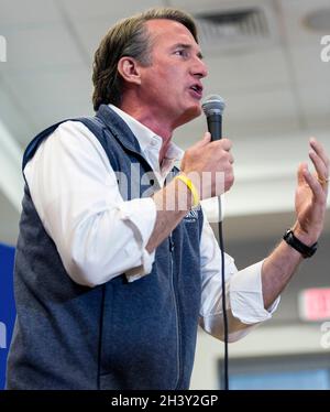 Manassas Park, Virginie, États-Unis.30 octobre 2021.GLENN YOUNGKIN, le candidat républicain au poste de gouverneur de la Virginie, fait campagne en Virginie du Nord dans les jours de l'élection.(Credit image: © Brian Cahn/ZUMA Press Wire) Banque D'Images