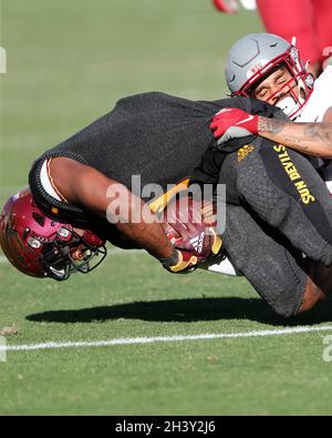 Tempe, Arizona, États-Unis.30 octobre 2021.Le départ de DeaMonte Trayanum (1) du Sun Devils de l'État de l'Arizona fait la course entre les Washington State Cougars et les Sun Devils de l'État de l'Arizona au Sun Devil Stadium de Tempe, en Arizona.Michael Cazares/Cal Sport Media.Crédit : csm/Alay Live News Banque D'Images