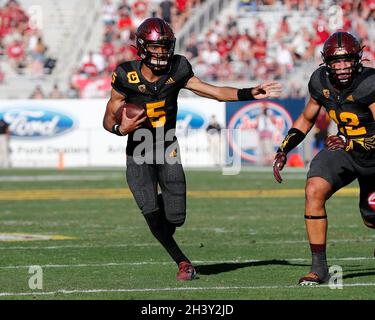 Tempe, Arizona, États-Unis.30 octobre 2021.Le quarterback Jayden Daniels (5) de l'Arizona State Sun Devils dirige le ballon entre les Washington State Cougars et les Arizona State Sun Devils au Sun Devil Stadium de Tempe, Arizona.Michael Cazares/Cal Sport Media.Crédit : csm/Alay Live News Banque D'Images