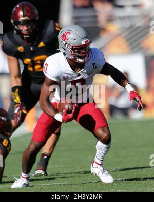 Tempe, Arizona, États-Unis.30 octobre 2021.Défensif dos Jaylen Watson (0) des Cougars de l'État de Washington intercepte le ballon entre les Cougars de l'État de Washington et les Devils de l'État d'Arizona au Sun Devil Stadium à Tempe, Arizona.Michael Cazares/Cal Sport Media/Alamy Live News Banque D'Images