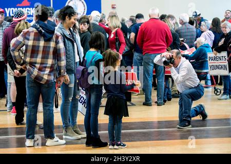 Manassas Park, Virginie, États-Unis.30 octobre 2021.Les supporters attendent l'arrivée de Glenn Youngkin, le candidat républicain au poste de gouverneur de la Virginie.(image de crédit : © Brian Cahn/ZUMA Press Wire) Banque D'Images