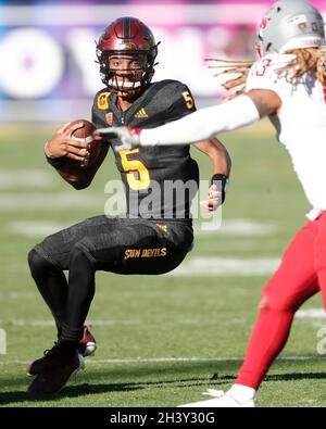 Tempe, Arizona, États-Unis.30 octobre 2021.Le quarterback Jayden Daniels (5) de l'Arizona State Sun Devils porte le ballon entre les Washington State Cougars et les Arizona State Sun Devils au Sun Devil Stadium de Tempe, Arizona.Michael Cazares/Cal Sport Media.Crédit : csm/Alay Live News Banque D'Images