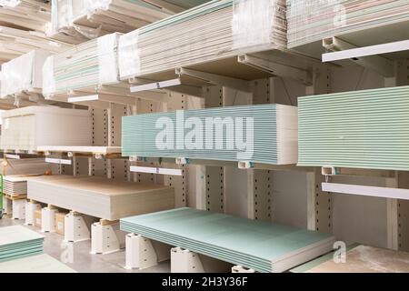Palette avec plaques de plâtre dans le magasin de l'entrepôt du bâtiment. Banque D'Images