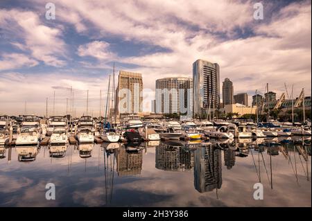 San Diego, Californie, États-Unis - 4 octobre 2021 : promenade South Embarcadero.Les hôtels du Grand Hyatt de Manchester et du Marriott Marquis se reflètent derrière Banque D'Images