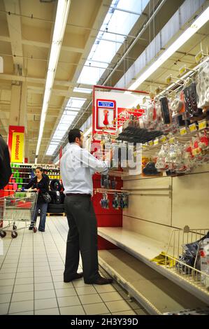 Chaîne de supermarchés Carrefour, corridors de marché et produits, Maltepe Istanbul Turquie, septembre 13 2012 Banque D'Images