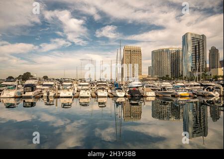 San Diego, Californie, États-Unis - 4 octobre 2021 : promenade South Embarcadero.Les hôtels du Grand Hyatt de Manchester et du Marriott Marquis se reflètent derrière Banque D'Images