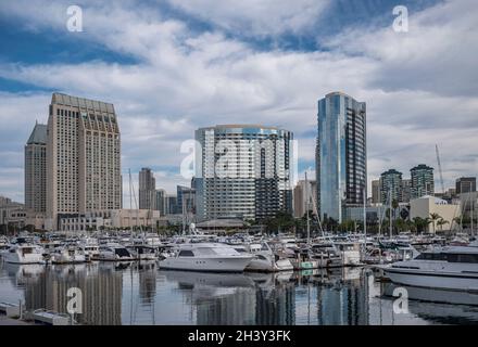 San Diego, Californie, États-Unis - 4 octobre 2021 : promenade South Embarcadero.Les hôtels Manchester Grand Hyatt et Marriott Marquis derrière la marina avec yacht Banque D'Images