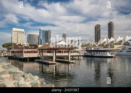 San Diego, Californie, États-Unis - 4 octobre 2021 : promenade South Embarcadero.Joe Crab Shack sur ponton dans la marina.Centre des congrès et bâtiments de l'hôtel Banque D'Images