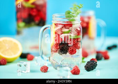 Cocktail frais dans un pot en verre sur fond vert Banque D'Images