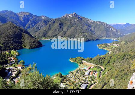 Le beau lac de Ledro dans le Trentin.Italie du Nord, Europe. Banque D'Images