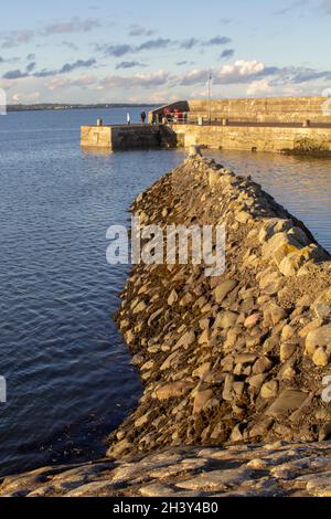 30 octobre 2021 la jetée et le port pittoresques du village isolé de Ballyhalbert sur la péninsule d'Ards dans le comté de Down, en Irlande du Nord sur une île fine Banque D'Images