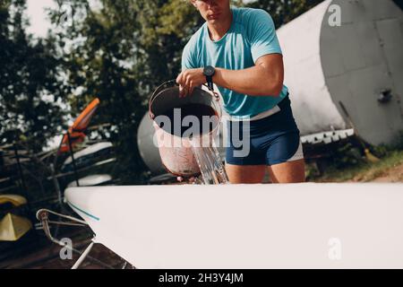 Sportsman Single Scroll man rameur se prépare à la compétition avec le bateau Banque D'Images